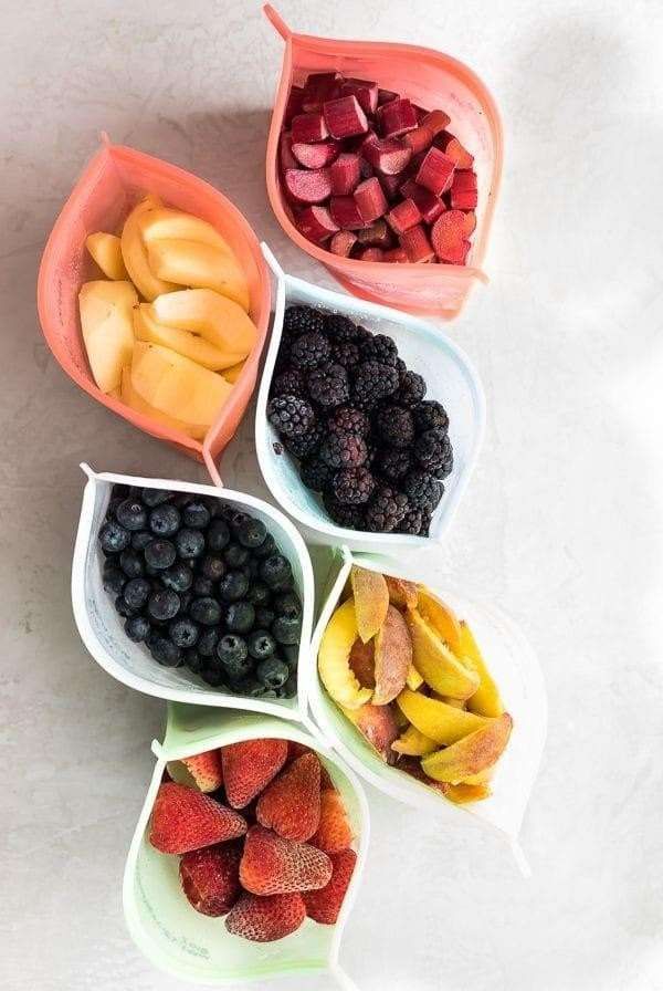 Potongan mangga, pepaya, stroberi, blackberry, dan blueberry dalam mangkuk