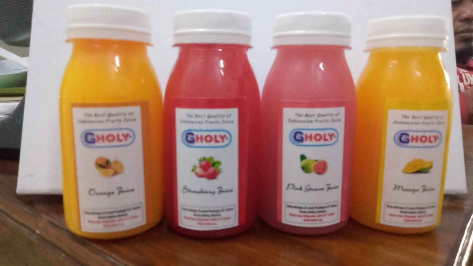 Botol jus Gholy rasa jeruk, stroberi, jambu merah, dan mangga