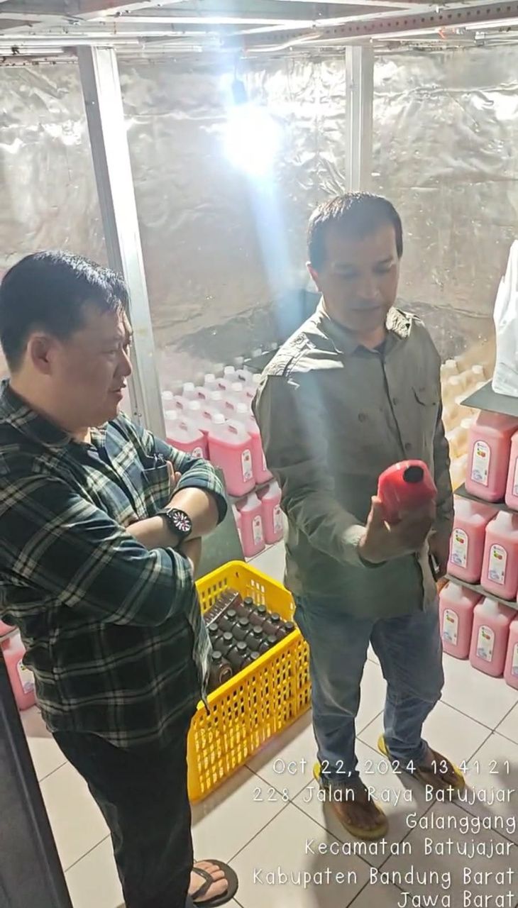 Tim memeriksa produk di ruang penyimpanan