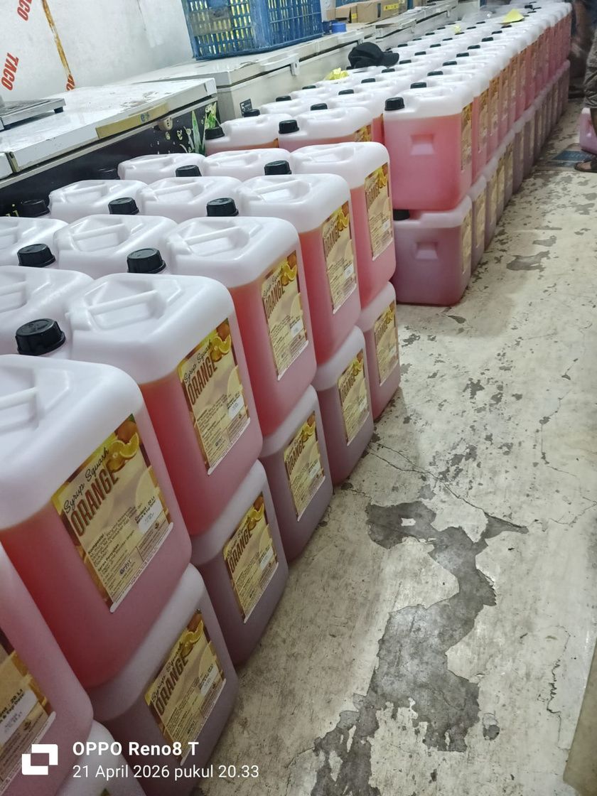 Deretan jeriken jus di ruang produksi pabrik Batujajar