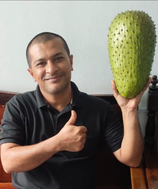 Mitra Gholy Farm memegang buah sirsak hasil panen