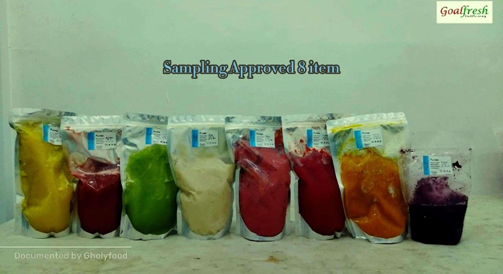 Delapan kemasan sampel puree buah berbagai warna